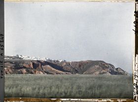 Image représentant Vue panoramique du village perché au sommet des falaises