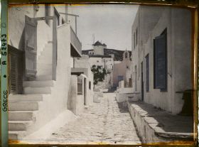 Image représentant Une rue avec Chapelle