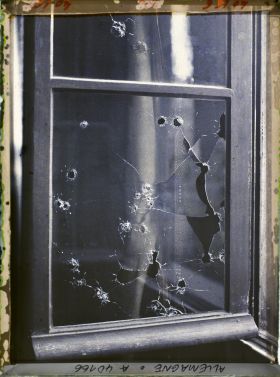 Image représentant Prusse, Crefeld, Fenêtre de l'Hôtel de Ville  (balles)