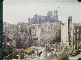 Image représentant Ruines du quartier de l'Université, au fond la cathédrale