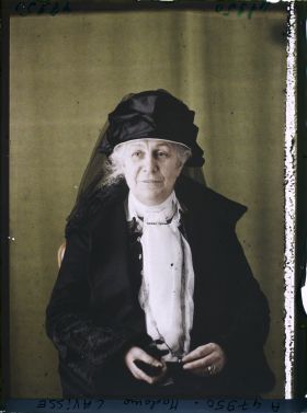 Image représentant https://musee-albert-kahn.s-museum.fr/home/NWQ2OTAwYzNmYjZlZTk1ZWQwODJmMjY4L2dlbmVyaWMtbm90aWNlLXRhYi9hdXRob3JpdHkvNjE3YTc5ZjVjZjhiODk2OGIzMzM3ZDIx/5d6900c3fb6ee95ed082f268/generic-notice-tab/authority/617a79ebcf8b8968b3337141 Madame Suzanne Lavisse