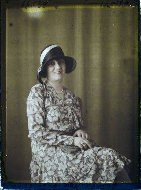 Image représentant https://musee-albert-kahn.s-museum.fr/home/NWQ2OTAwYzNmYjZlZTk1ZWQwODJmMjY4L2dlbmVyaWMtbm90aWNlLXRhYi9hdXRob3JpdHkvNjE3YTc5ZjVjZjhiODk2OGIzMzM3ZDIx/5d6900c3fb6ee95ed082f268/generic-notice-tab/authority/617a79ebcf8b8968b33374af Madame Negulesco