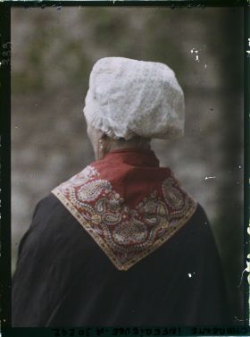 Image représentant Madame Bonnet portant la coiffe rochelaise, de dos