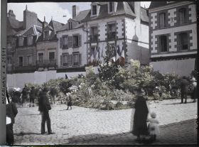 Image représentant La procession de la Fête-Dieu devant le reposoir de la place de la République