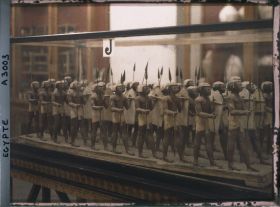 Image représentant Statuettes d'une compagnie d'infanterie de quarante hommes de la XIe dynastie égyptienne