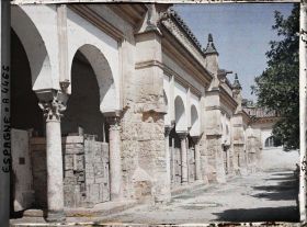 Image représentant Espagne, Cordoue, Colonnade de la Cour (Cathe). Le faîte a été ajouté lors de la transformn en Cathédrale