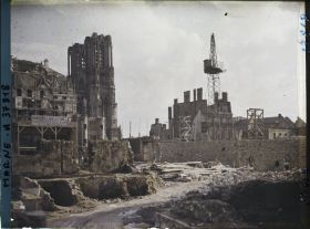 Image représentant France, Reims, Chantier de reconstruction et Cathédrale