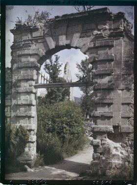 Image représentant France, Ruines de l'Eglise et Vieille Porte