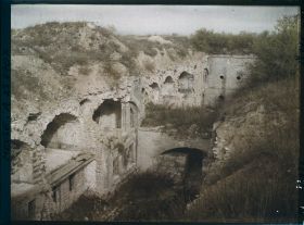 Image représentant Voûtes crevées à l'intérieur du fort