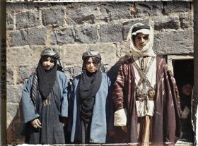 Image représentant Une jeune mariée (celle de gauche ?), sa cousine et son mari (très probablement druze)