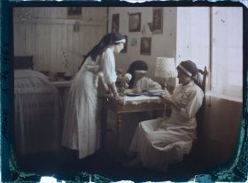 Image représentant Trois infirmières dans un moment de détente dans leur chambre