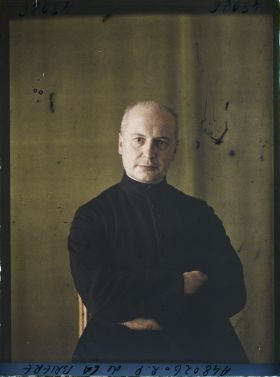 Image représentant Le Révérend Père Yves  https://musee-albert-kahn.s-museum.fr/home/NWQ2OTAwYzNmYjZlZTk1ZWQwODJmMjY4L2dlbmVyaWMtbm90aWNlLXRhYi9hdXRob3JpdHkvNjE3YTc5ZjVjZjhiODk2OGIzMzM3ZDIx/5d6900c3fb6ee95ed082f268/generic-notice-tab/authority/617a79ebcf8b8968b3337092 de La Brière
