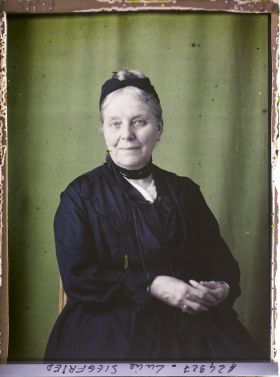 Image représentant Madame  https://musee-albert-kahn.s-museum.fr/home/NWQ2OTAwYzNmYjZlZTk1ZWQwODJmMjY4L2dlbmVyaWMtbm90aWNlLXRhYi9hdXRob3JpdHkvNjE3YTc5ZjVjZjhiODk2OGIzMzM3ZDIx/5d6900c3fb6ee95ed082f268/generic-notice-tab/authority/617a79ebcf8b8968b33377e8 Julie Siegfried