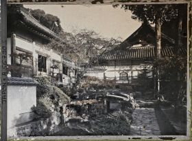 Image représentant Temple Kôshô-ji : rivière sèche et, au fond, le hondô