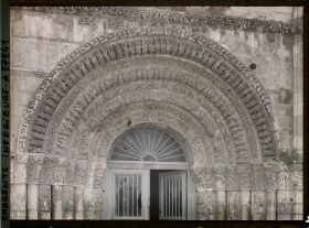 Image représentant L'archivolte du portail de l'Abbaye des Dames