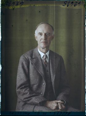Image représentant https://musee-albert-kahn.s-museum.fr/home/NWQ2OTAwYzNmYjZlZTk1ZWQwODJmMjY4L2dlbmVyaWMtbm90aWNlLXRhYi9hdXRob3JpdHkvNjE3YTc5ZjVjZjhiODk2OGIzMzM3ZDIx/5d6900c3fb6ee95ed082f268/generic-notice-tab/authority/617a79ebcf8b8968b333758c Monsieur B. Phillips