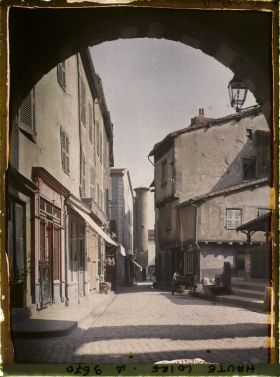 Image représentant La rue Savaron prise depuis le porche sud de la basilique Saint-Julien