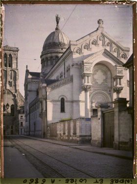 Image représentant La basilique Saint-Martin et la Tour Charlemagne, depuis la rue Descartes