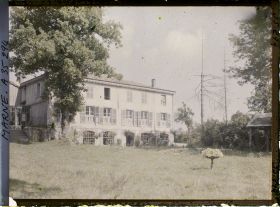 Image représentant France, Vienne-le-Château, Maisons où siégeait l'Etat Major et quartier Gal du Général Américain Alexander Commandt la 77e division américaine tenant le front d'Argonne