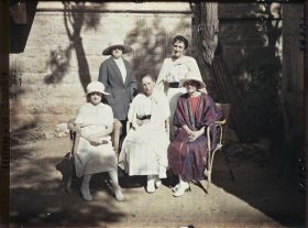 Image représentant Mademoiselle Gouraud, assise à droite, et quelques invitées du général Gouraud