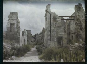 Image représentant France, Coucy le Château, Une rue près de la porte de Laon