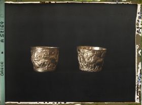 Image représentant Deux gobelets en or sculpté (scènes de chasse au taureau) provenant de Vaphio (Laconie)