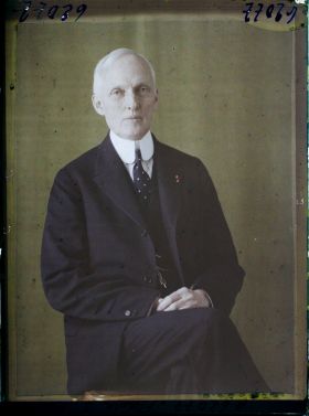 Image représentant Monsieur  https://musee-albert-kahn.s-museum.fr/home/NWQ2OTAwYzNmYjZlZTk1ZWQwODJmMjY4L2dlbmVyaWMtbm90aWNlLXRhYi9hdXRob3JpdHkvNjE3YTc5ZjVjZjhiODk2OGIzMzM3ZDIx/5d6900c3fb6ee95ed082f268/generic-notice-tab/authority/617a79ebcf8b8968b33374f9 Franck D. Pavey