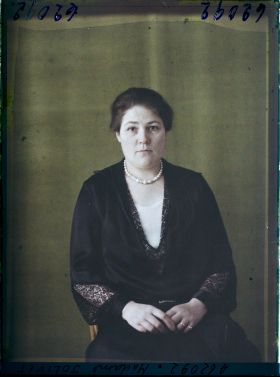 Image représentant https://musee-albert-kahn.s-museum.fr/home/NWQ2OTAwYzNmYjZlZTk1ZWQwODJmMjY4L2dlbmVyaWMtbm90aWNlLXRhYi9hdXRob3JpdHkvNjE3YTc5ZjVjZjhiODk2OGIzMzM3ZDIx/5d6900c3fb6ee95ed082f268/generic-notice-tab/authority/617a79ebcf8b8968b3336fc7 Madame Jolivet