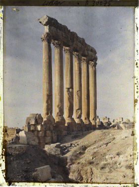 Image représentant Vue du côté interne des six colonnes restantes du péristyle méridional du sanctuaire du Temple de Jupiter Heliopolitain
