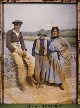 Image représentant France, Près des Eyzies, Tziganes qui aiment l'air le garçon avec un pantalon espagnol