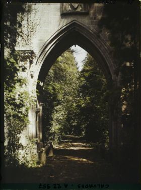 Image représentant Sur la route de Caen, les restes de l'abbaye de Troar