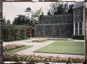 Image représentant Partie du jardin français proche du verger-roseraie, vue en direction de la serre