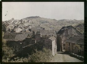 Image représentant La rue du château, vue prise de la forteresse