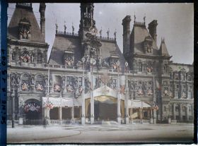 Image représentant L'Hôtel de Ville de Paris décoré de la Croix de Guerre