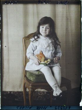 Image représentant https://musee-albert-kahn.s-museum.fr/home/NWQ2OTAwYzNmYjZlZTk1ZWQwODJmMjY4L2dlbmVyaWMtbm90aWNlLXRhYi9hdXRob3JpdHkvNjE3YTc5ZjVjZjhiODk2OGIzMzM3ZDIx/5d6900c3fb6ee95ed082f268/generic-notice-tab/authority/617a79ebcf8b8968b3337596 Mademoiselle Picard