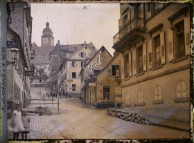 Image représentant Travaux dans la Eichstrasse avec à l'arrière-plan la tour du collège (actuellement Markgraf-Ludwig-Gymnasium)