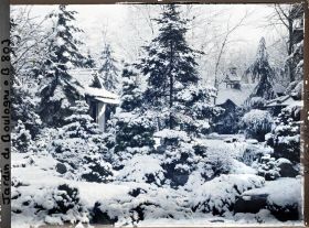 Image représentant Cœur du " village japonais " sous la neige, vu des abords de la maison ouest jusqu'au jardin anglais