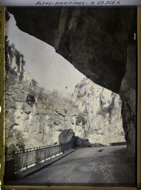 Image représentant Route creusée dans la roche, en bordure des Gorges