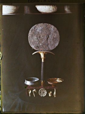 Image représentant Un miroir, deux coupes et des petits objets