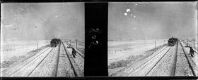 Image représentant La voie ferrée recouverte de neige, prise depuis la plateforme du dernier wagon