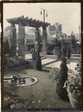 Image représentant L'Exposition des arts décoratifs, Jardin de Vacherot et Riousse sur l'esplanade des Invalides, entre le Pavillon de Mulhouse et Hôtel du Collectionneur