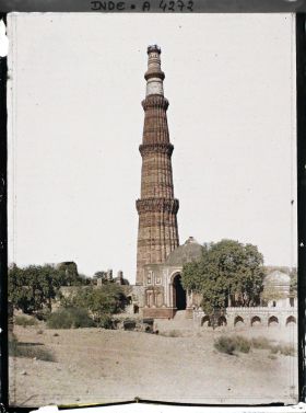 Image représentant Le minaret de Qutb (Qutb Minar) et la porte sud, Alai Darwasa