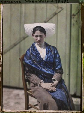 Image représentant Jeune fille portant coiffe et costume traditionnel charentais