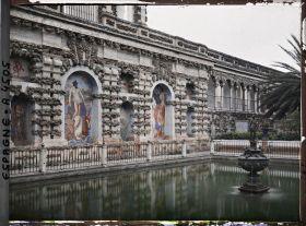 Image représentant Dans les jardins de l'Alcazar, la galerie del Grutesco ("des Grotesques") et la fontaine de Mercure au centre du bassin