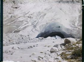 Image représentant Le Rhône à la sortie du glacier du Rhône