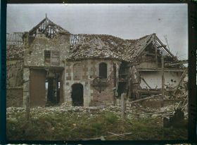 Image représentant France, St Maur, Destructions de guerre Types de Maisons détruite à St Maur, montrant l'Ossature de la Construction