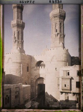 Image représentant Porte Bab Zouelia, une des entrées de la citadelle (el-Kal'a) de Saladin