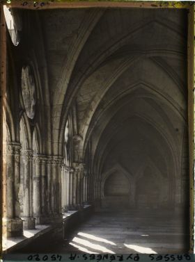 Image représentant France, Bayonne, Le Cloître de la Cathédrale, les Galeries au fond, tombeaux anciens