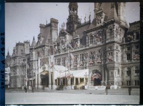 Image représentant L'Hôtel de Ville de Paris décoré de la Croix de Guerre