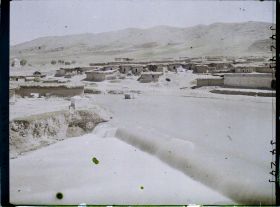 Image représentant Le village, la rivière Khabur au pied des montagnes (chaîne du Zagros, frontière du Kurdistan)